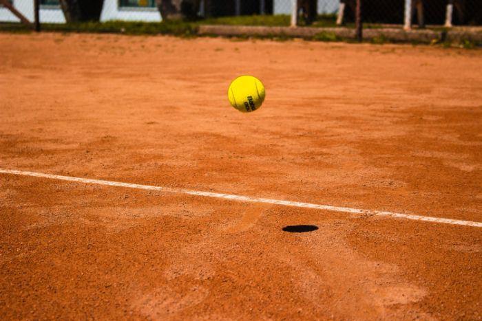 dış mekan tenisi oyunu için toprak kort fikri sportif dış mekan kaplaması, spor zemini seçimi