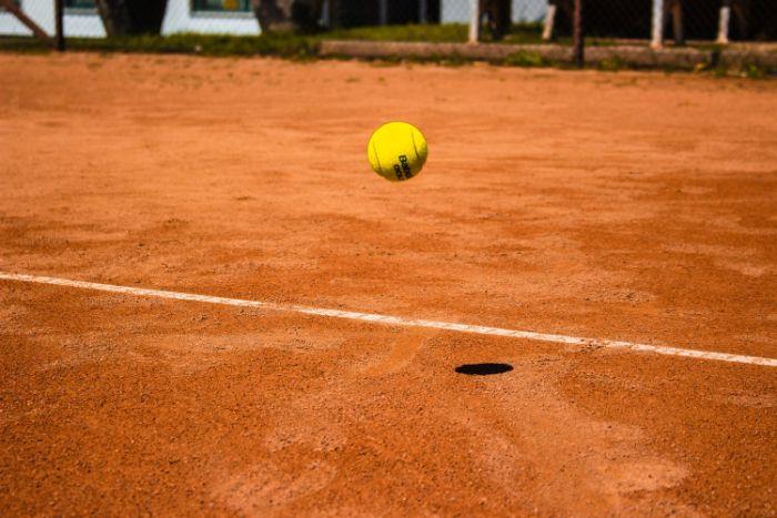 molio aikštelė lauko teniso žaidimo idėjai sportiška lauko danga, sporto grindų pasirinkimas