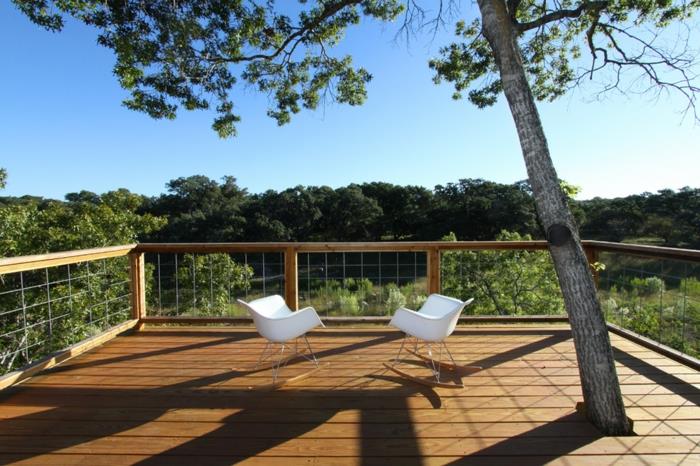 dvignjena terasa, beli stoli, drevesa, pogled na gozd, lesena ograja, drevesa