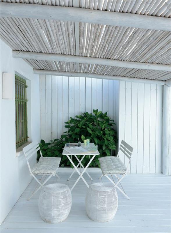 beyaz mobilyalı ve eğimli tavanlı kapalı teras