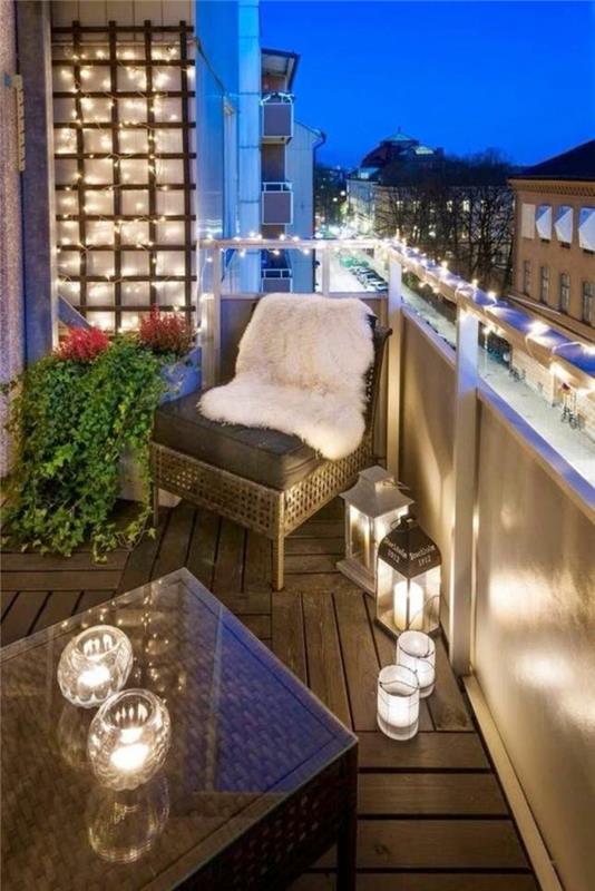 beyaz ampuller ve sentetik ahşap döşeme ile aydınlatılmış korunaklı teras balkon