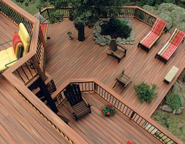 terasa iš medžio arba iš kompozito-unikalus šiuolaikinės terasos dizainas