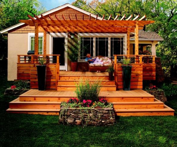 medinė arba kompozicinė terasa-mažas namas-su įspūdinga išorė