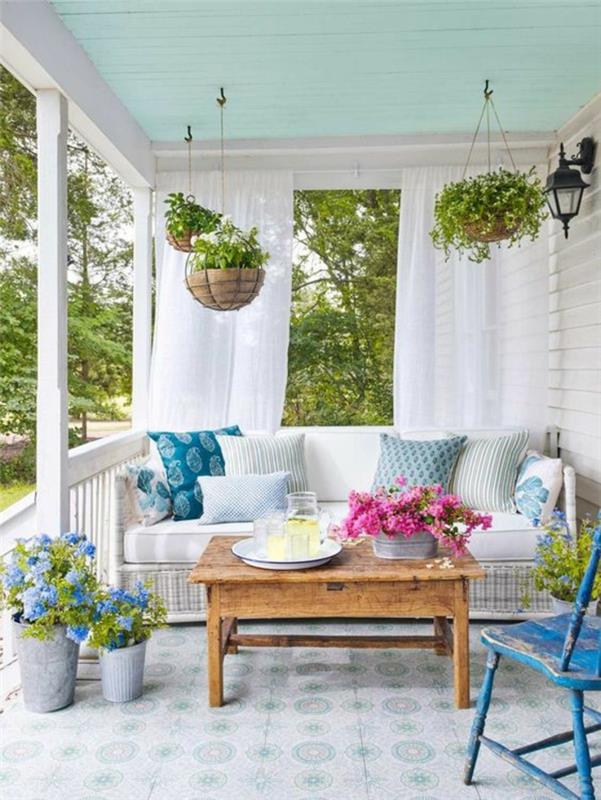 beyaz rattan kanepe ve dokuma asılı bitki saksıları ile pergola veranda terası