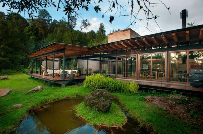 zgraditi teraso, zeleno travo, skalo, vodno korito, velika okna, tende z lesenimi tramovi