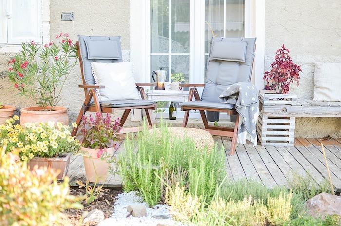 Yeşil bitkileri, kahve presini, katlanır sandalyeleri seven bir çift için basit bahçe mobilyaları fikri