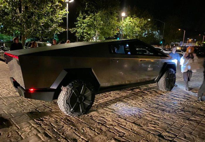 Elon Musk ve fütürist Cybertruck SUV için ilk halka açık gezi Los Angeles Malibu'daki bir restoranda