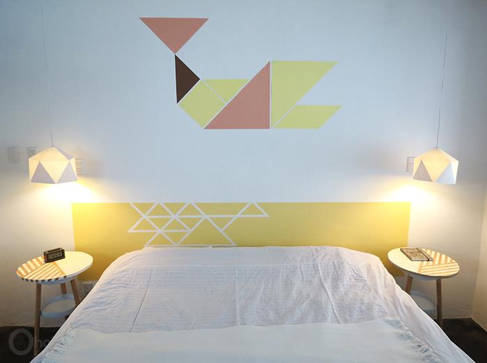 naredite izvirno vzglavje z geometrijskimi vzorci, rumenim okvirjem s trikotniki in drugimi trikotniki različnih barv, dekoracijo spalnice naredite sami