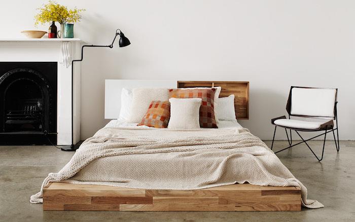 izvirna ideja za vzglavje v lesenem pohištvu, posteljna žimnica na lesenem pladnju, siva tla z izvirnim belim kaminom