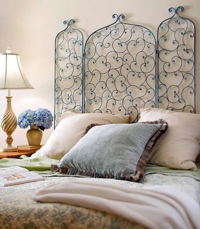 vzglavje za elegantno modro mrežo kamina, belo in modro posteljnino, ideja za spalnico v orientalskem slogu