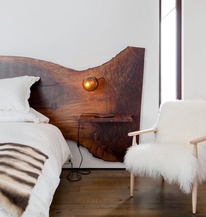 Beyaz bir yatak odasında rustik tarzda iç tasarım, dalgaların karaya attığı odun veya ham yatak başlığı yapın