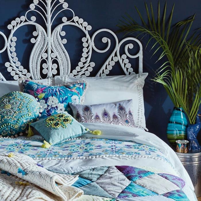 balta „macrame“ galvūgalio apdaila iš mėlynų pagalvėlių ir baltos mėlynos vazos dangtelio mėlynos pilkos violetinės spalvos
