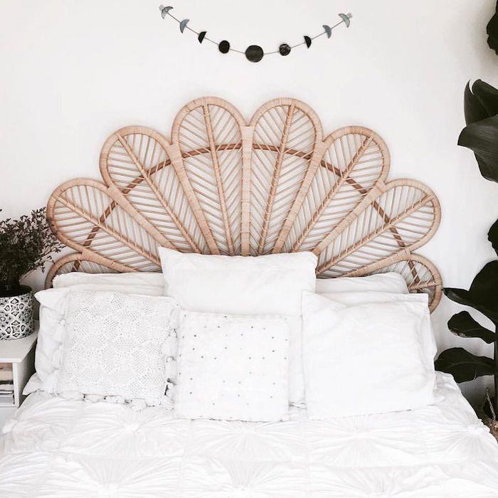 smėlio spalvos bohemiška galvūgalis iš baltos „macrame“ patalynės ir švarios baltos sienos