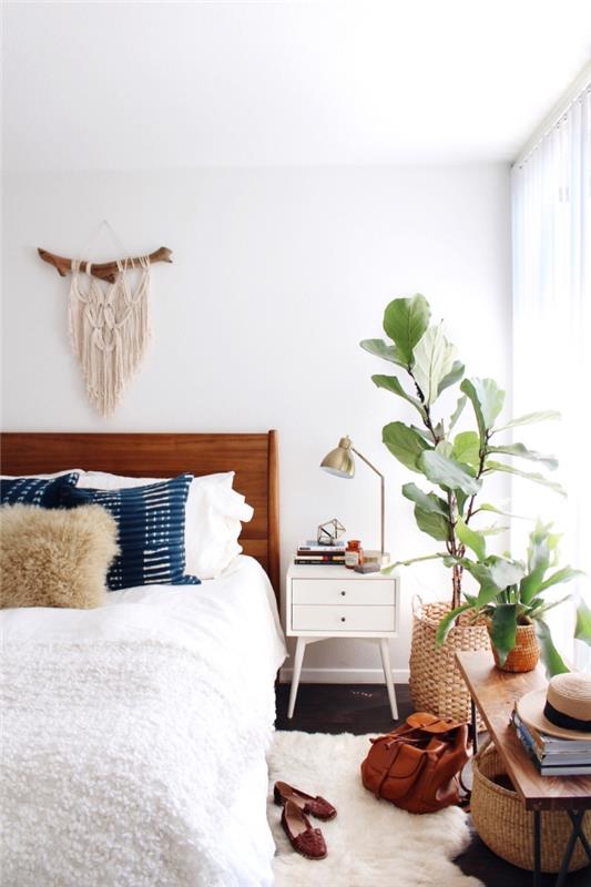 ahşap mobilyalar ve yeşil bitkiler ile beyaz duvarlı bohem şık yatak odası dekoru, kolay duvar makrome örneği