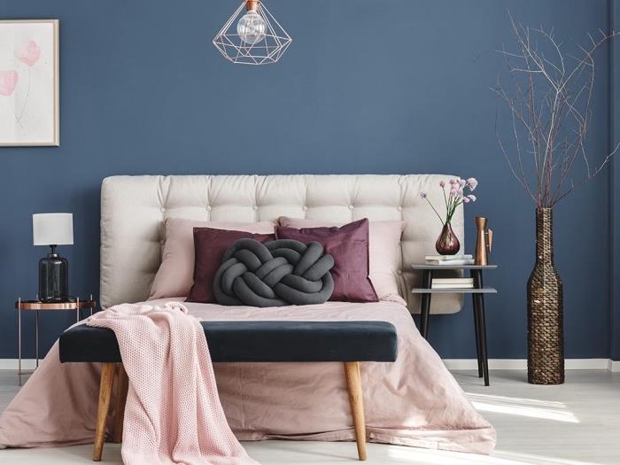 beyaz kumaş ve siyah desenli büyük yatak başlığı ile döşenmiş mavi duvarlı modern yatak odası boya rengi