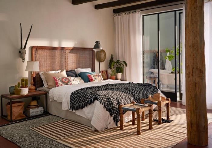 zasnova spalnice v hipi elegantnem ali boemskem slogu z lesenim pohištvom in dodatki z etničnimi motivi