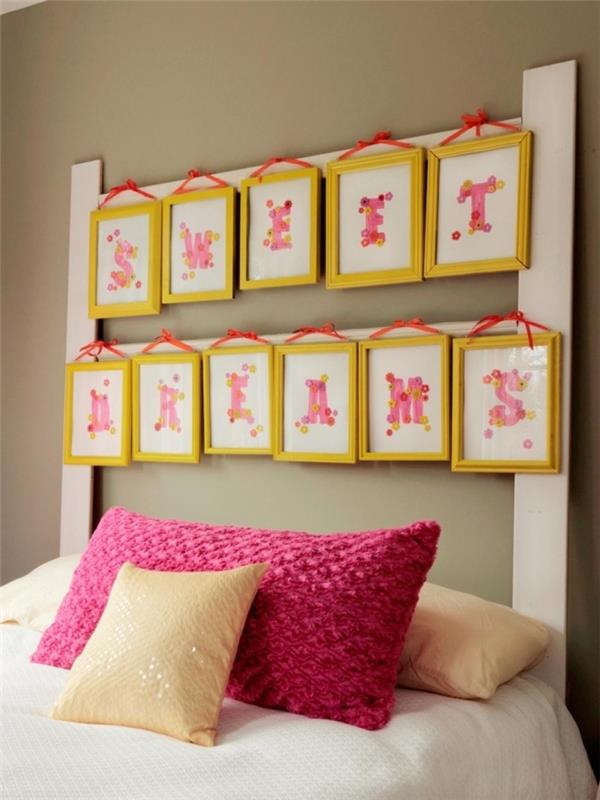 sarı fotoğraf çerçeveleri ile kendin yap yatak başlığı yapın, rahat bir yatak ile koza yatak odası dekor fikri