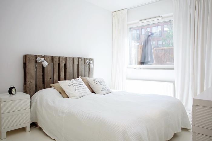 vzglavje palete, bela spalnica z velikim oknom in dolgimi belimi stenami, okrašena v minimalističnem slogu