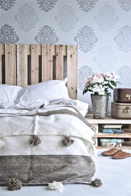 naredite vzglavje, bele in sive tapete v prijetni spalnici s pohištvom iz recikliranega lesa