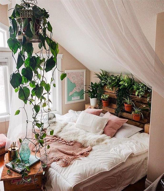 Kul ideja, kako okrasiti zelo prijetno podstrešno spalnico, navdih za deko rastline, blazine in puhasto perilo