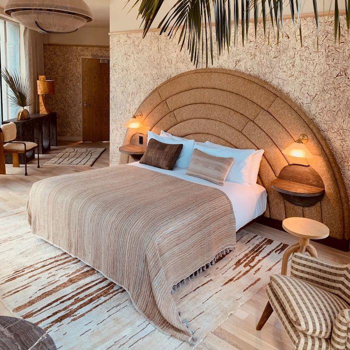 rotango galvūgalis egzotiškas miegamojo smėlio spalvos antklodė ir pagalvėlės iš baltos ir smėlio spalvos palmių deko
