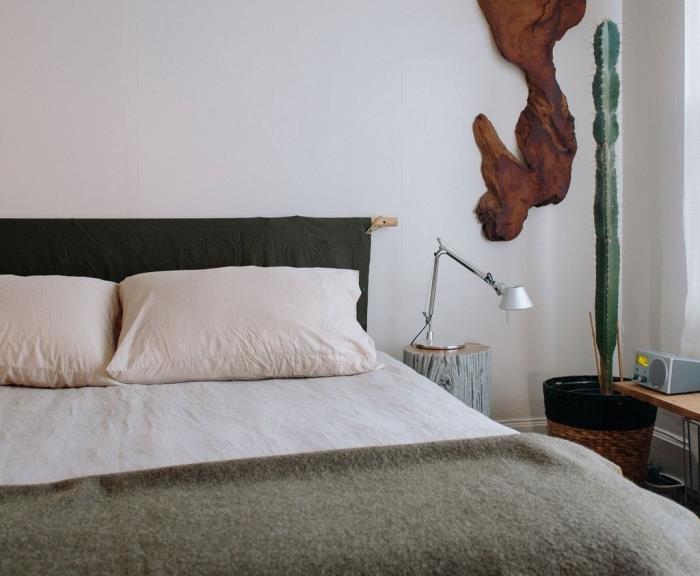 minimalist yatak odası düzeni, yeşil bitki ve ahşap mobilyalarla beyaz oda dekoru, diy kumaş yatak başlığı