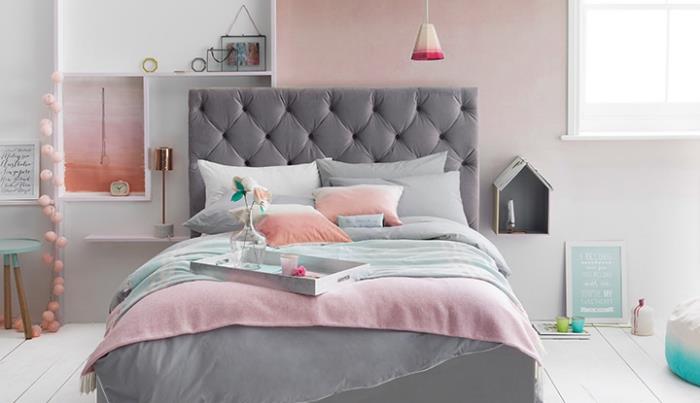 idėją, kokią spalvą susieti su pilka spalva, miegamojo dekorą šviesiai rausvomis sienomis su medinėmis lentynomis ir didelę lovą su sagute pilka galva