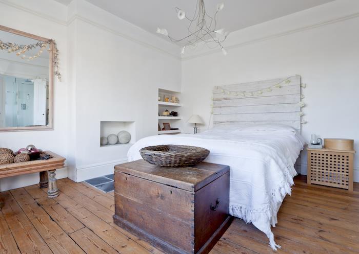 vzglavje palete iz beljenega lesa, dekoracija venca, konec postelje v lesenem skrinji, lesena tla, stena s stenskimi nišami