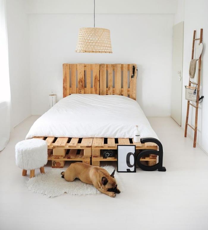 naredite vzglavje palete, belo spalnico z lesenim pohištvom in belo preprogo iz umetnega krzna