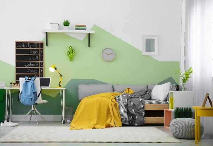 vzglavje poslikava odtenki zelene trend notranja dekoracija študentska spalnica bela namizna svetilka rumena pisalna miza