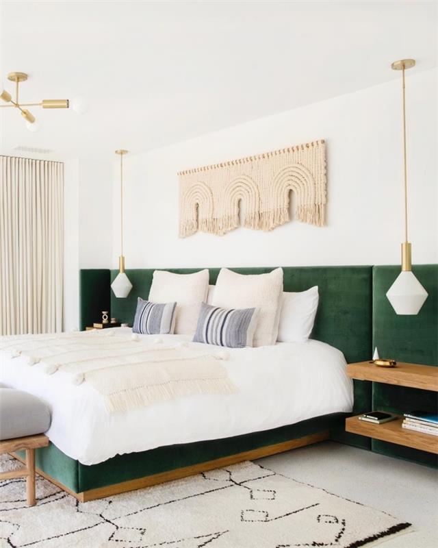 koyu yeşil kadife kumaş başlık modern boho tarzı yatak odası dekoru bej ve siyah kabarık halı beyaz ve altın asılı lamba makrome başlık