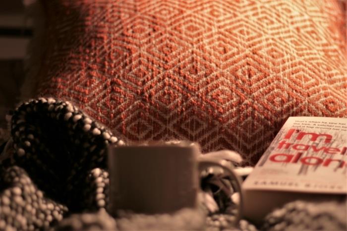 bir kitap, bir fincan, sıcak ve yumuşak tekstiller, İskandinav tarzında dekore edin