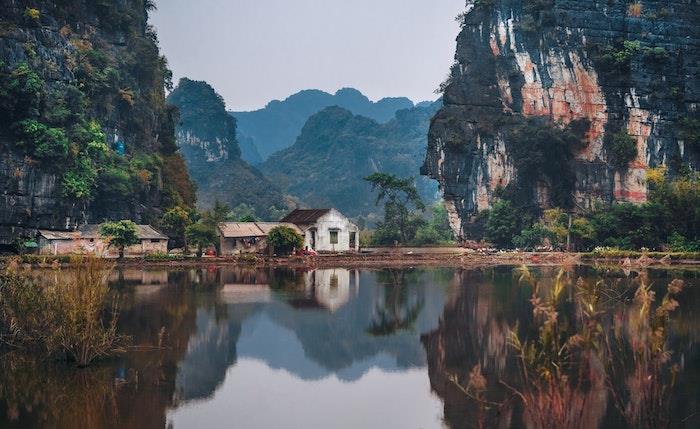 Nuostabus vaizdas Azijoje, namas griuvėsiuose ir nuostabios uolos prie ežero, gražiausios Prancūzijos vietos, puikus kraštovaizdis, profesionali fotografija