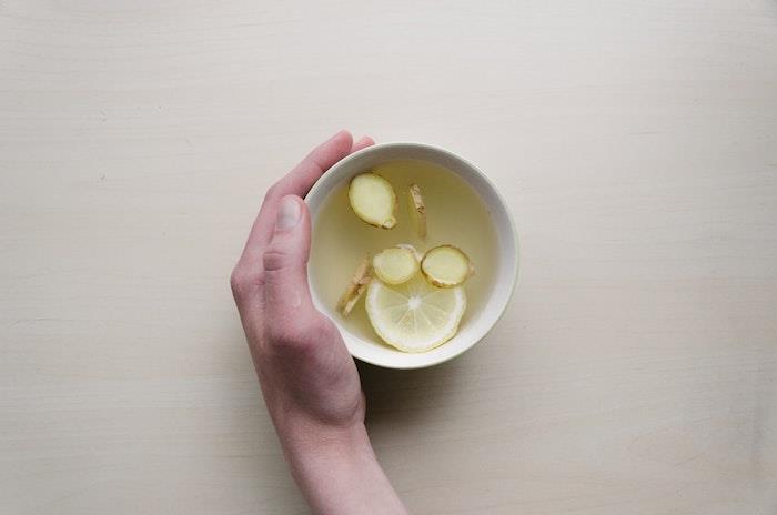 Očistite črevesje z limoninim čajem z ingverjevo razstrupljevalno pijačo