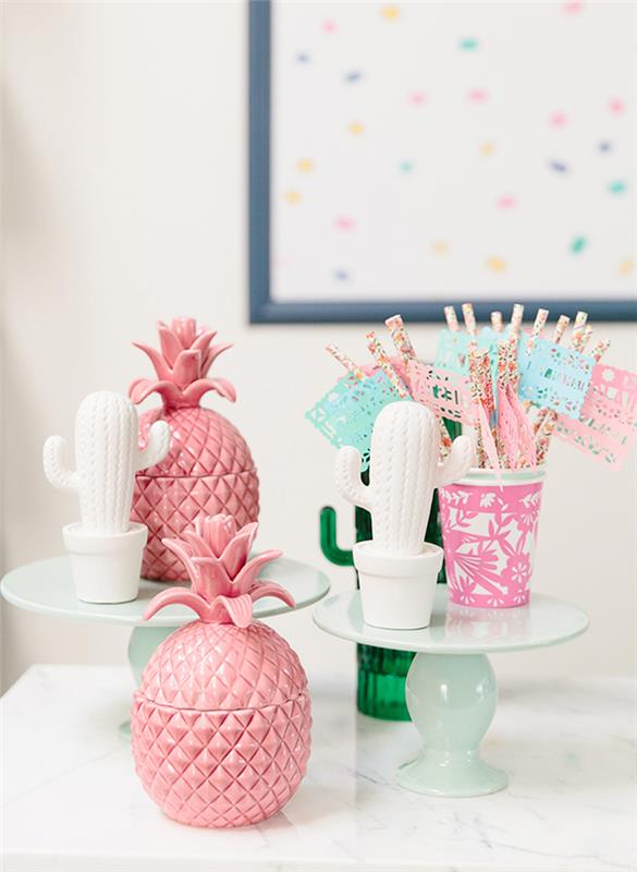 dekoratyvinis ananasų ir kaktusų vakarėlio motyvas su rožiniais ananasais, baltais kaktusais ir spalvotais šiaudeliais puodelyje
