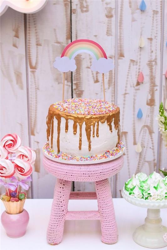 Gökkuşağı pasta kabı ve renkli şeker serpintileri ile altın rengi akan krema ile güzel gökkuşağı pastası dekorasyonu