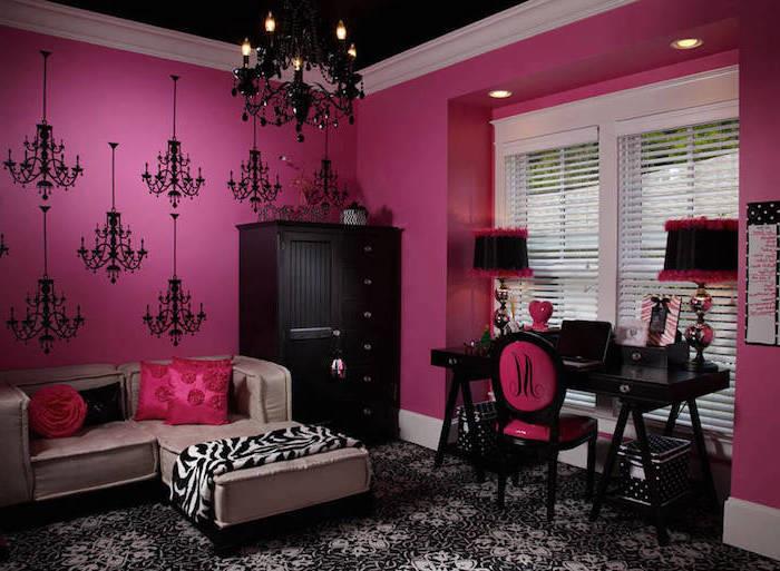 malinasto rdeča, stol v temno roza in črni barvi, črni kristalni lestenec, črni strop in temno roza stene