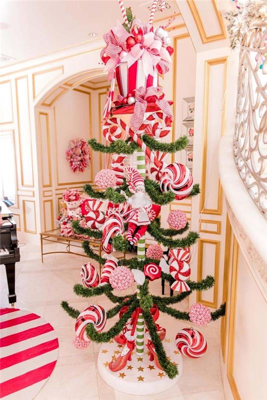 şekerleme, kırmızı ve beyaz ağaç süsleme temalı oyuncaklarla yapay bir Noel ağacının nasıl süsleneceği fikri