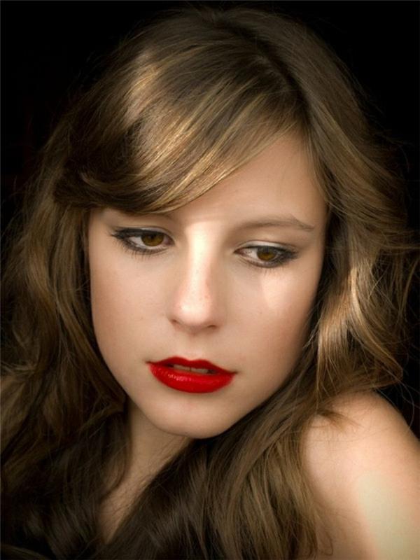 retro črni eyeliner, maskara in rdeča šminka, na mladi ženski, s srednje dolgimi rjavimi lasmi in medeno svetlo blondinkami