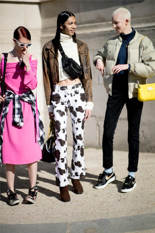 tri ženske, ki stojijo na pločniku, oblečene v različne obleke, modni trendi leta 2019, priložnostni slog s supergami in škornji