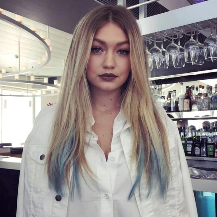 Koyu kahverengi kökleri ve pastel açık mavi renkli uçları olan Gigi Hadid saç modeli