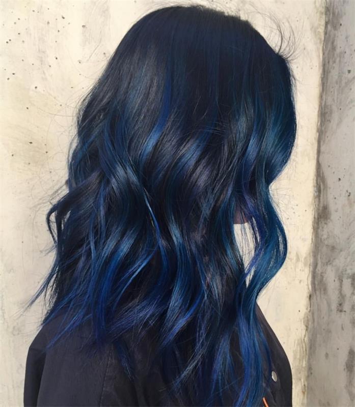 siyah saçta koyu mavi vurgularla boyama, doğal bukleli uzun saçlar için saç modeli