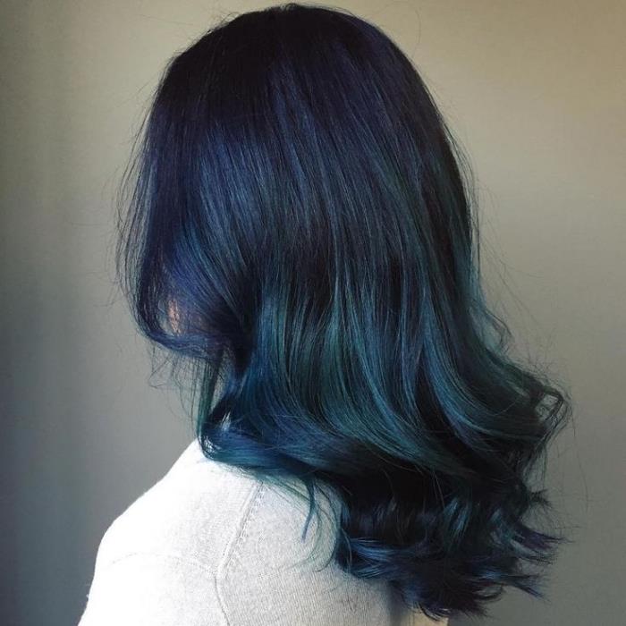 doğal siyah tabanlı uzun saçlarda mavi yeşil tonların modern renklendirilmesi