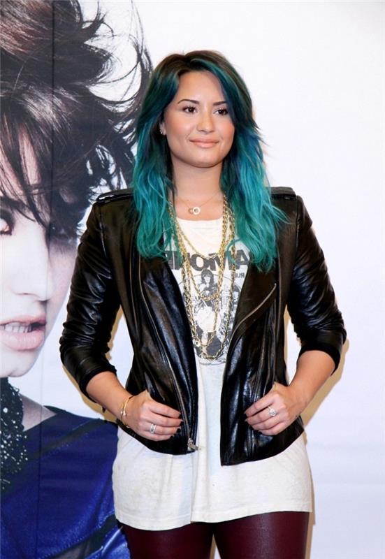 Pastel turkuaz mavisi boyama ile uzun temel kahverengi saçlı Demi Lovato ünlü saç modeli