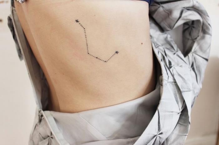 zvezde in ozvezdje, tetovaža v rebrni kletki, drobne tetovaže, siva obleka