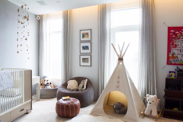 çocuk odası için teepee, uzun bej perdeli beyaz duvarlı oda ve fotoğraf çerçeveli duvar