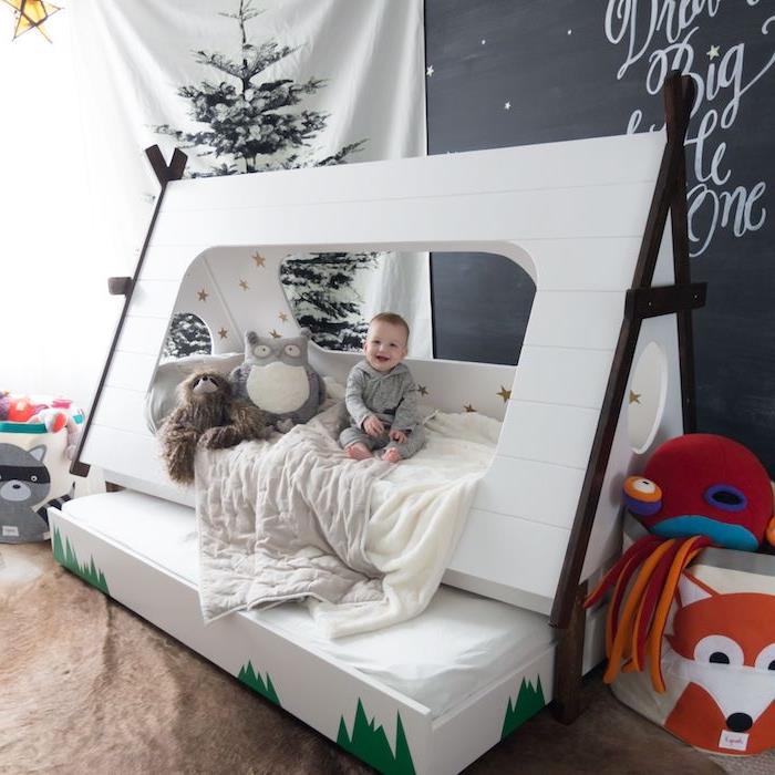 vaikiškas trišakis ir lova du viename, skandinaviškas baltas teipas, sieninė šiferio siena, Kalėdų eglutė, didelė žaislų dėžė