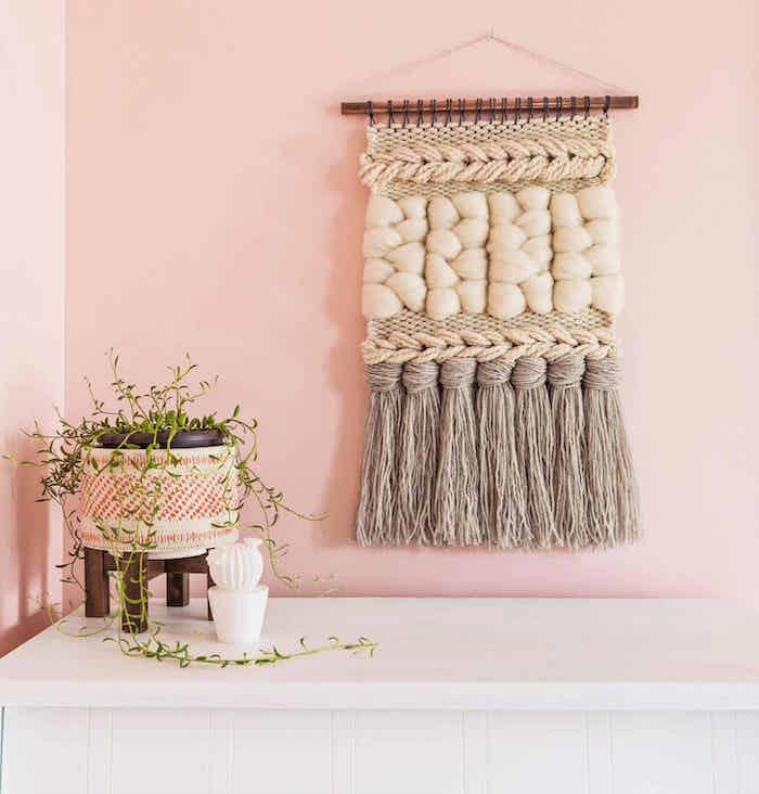 „Pasidaryk pats“ vilnos audimo pamoka, skirta rankų darbo rožinei sienų dekoracijai