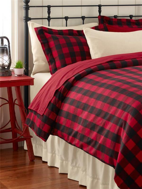 škotsko-vezani-škotski-kvadrati-v-rdeče-črni-koči-style-spalnica