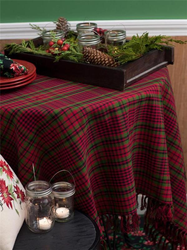 Škotski tkani prti iz tartana in topli božični okraski